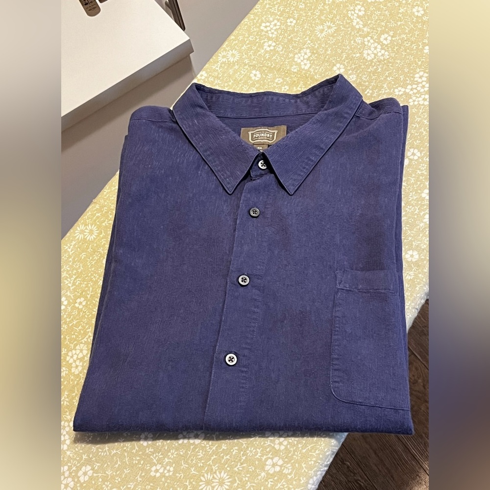 Foundry brand Men’s button down shirt